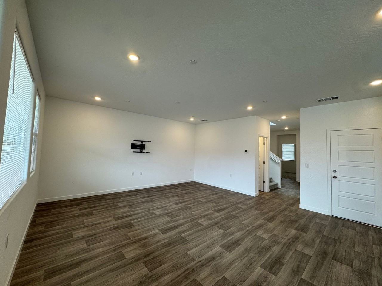 997 Pioneer Dr W - Photo 4 of 37