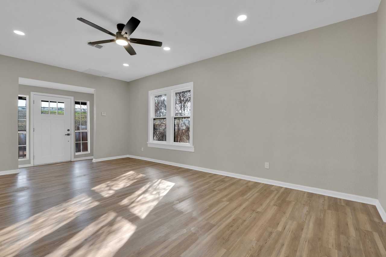 439 W Lubbock St - Photo 4 of 20