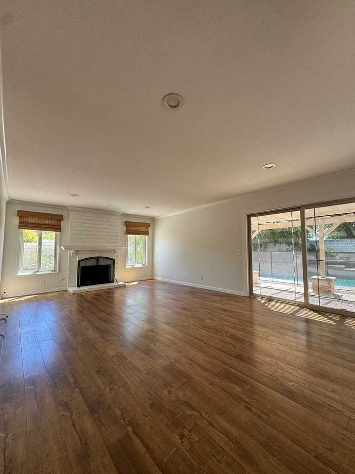 686 Azalea St - Photo 4 of 31