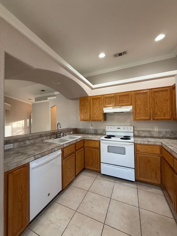 980 Joshua Tree Dr - Photo 5 of 19