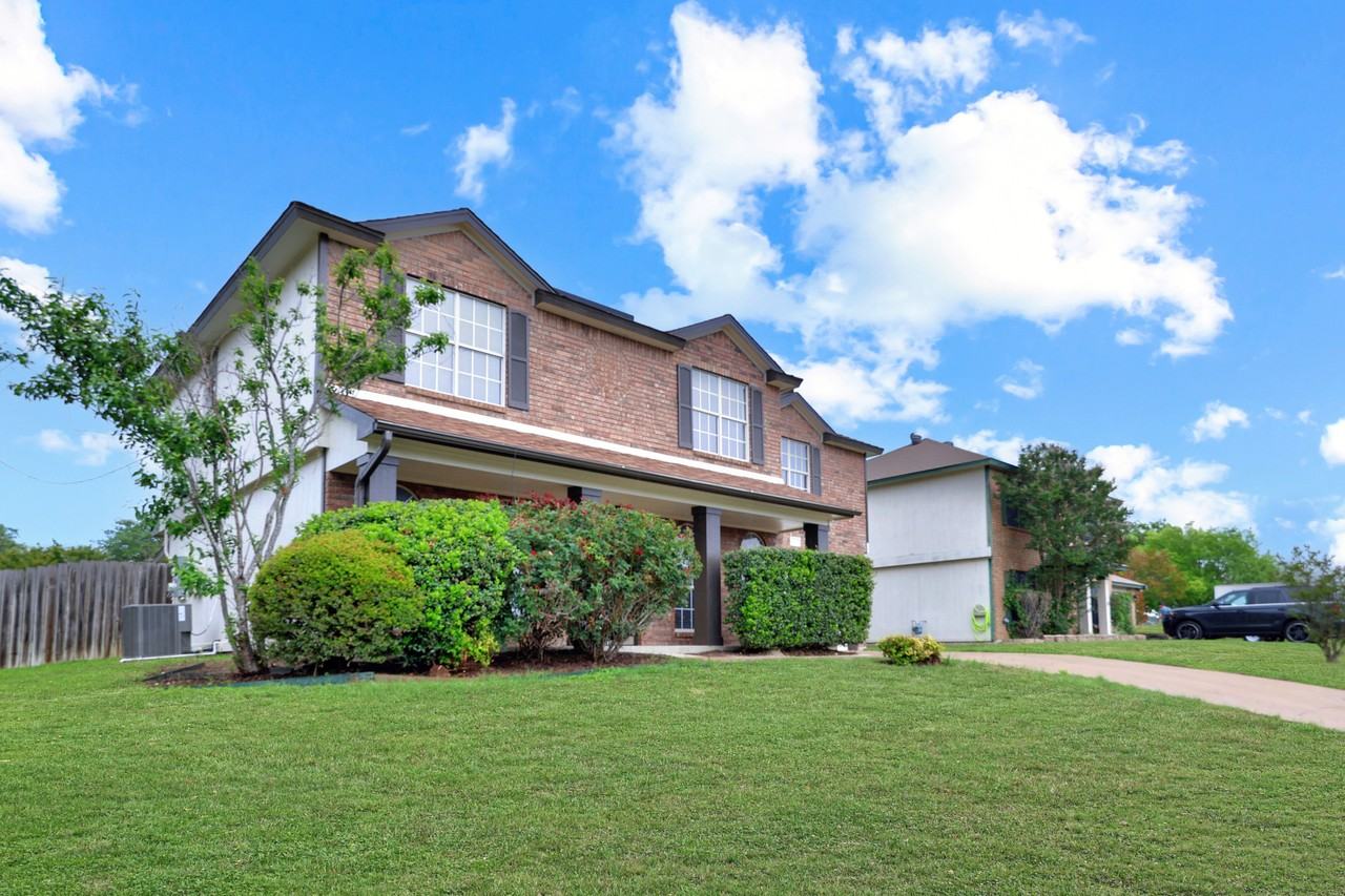 2411 Dennis St - Photo 2 of 30