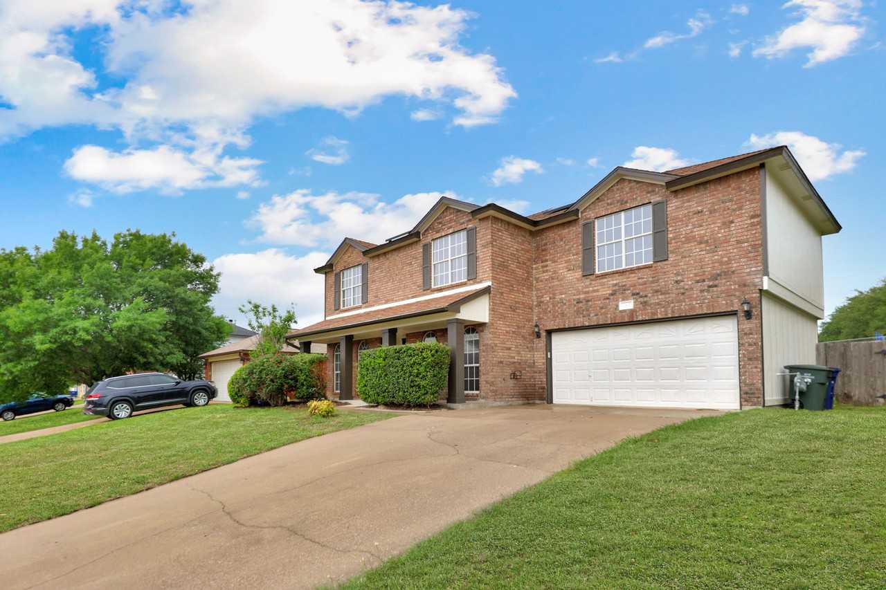 2411 Dennis St - Photo 3 of 30