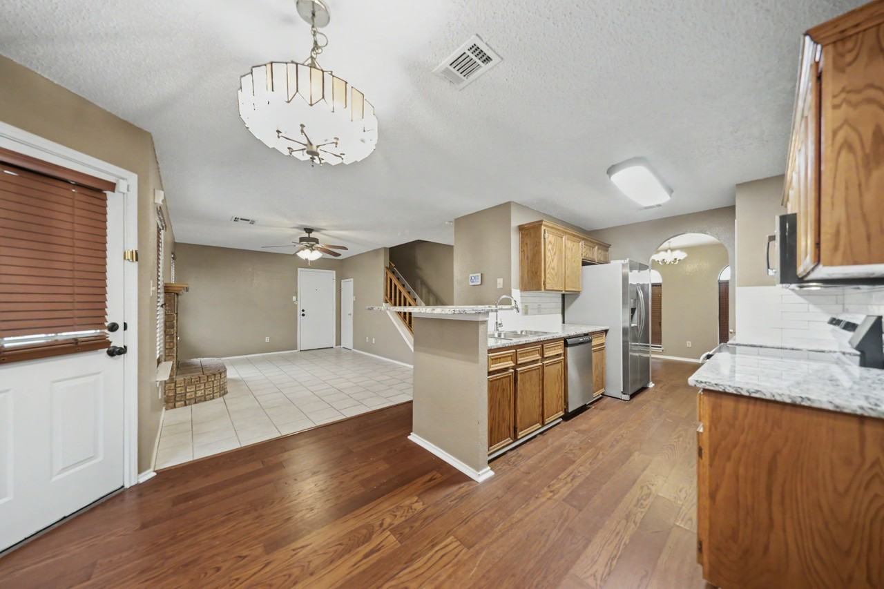 2411 Dennis St - Photo 5 of 30