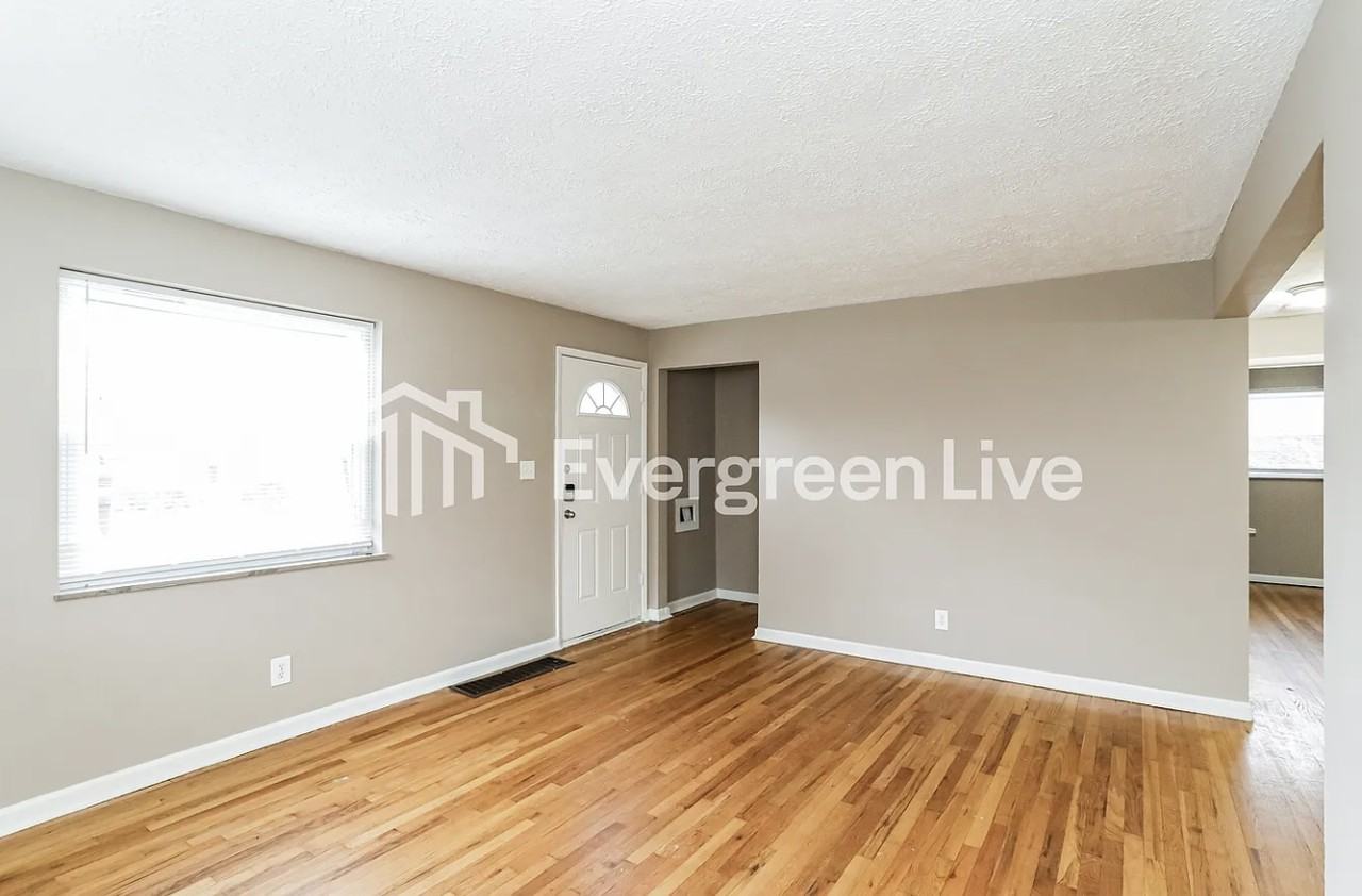 1506 Collegewood Ln - Photo 2 of 6