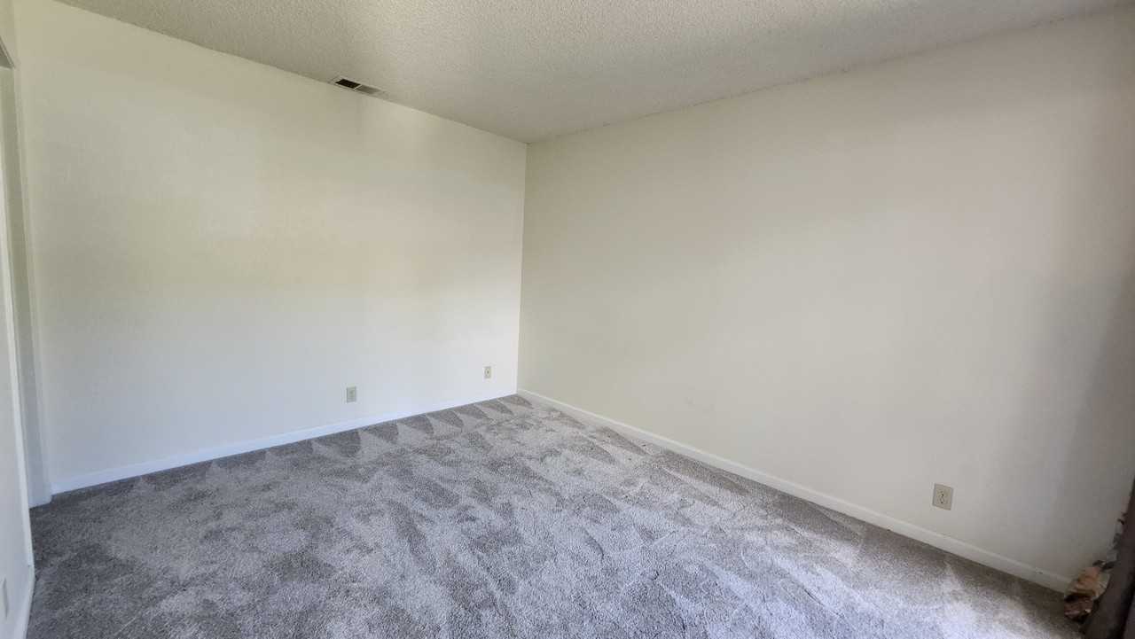 922 Oleander St - Photo 5 of 12