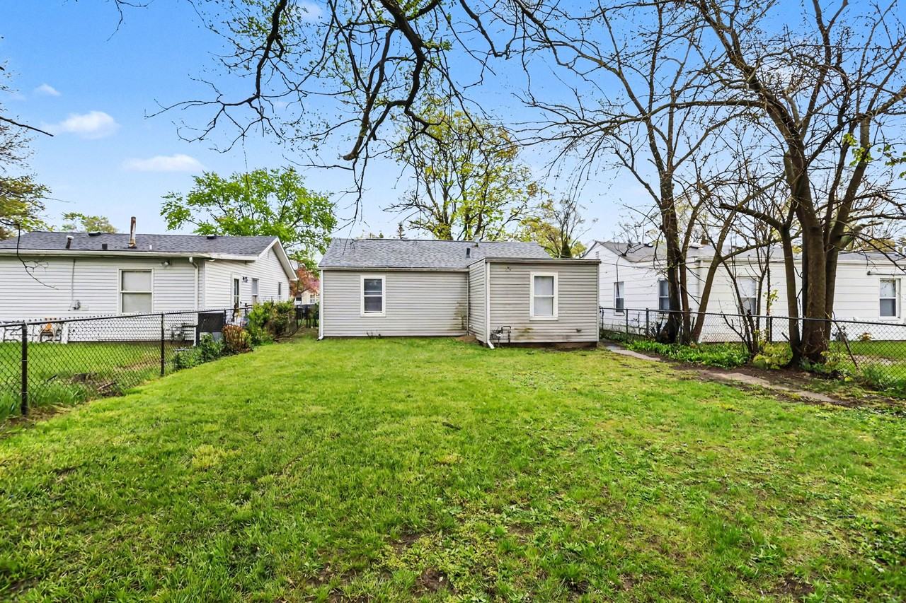 1621 N Adams St - Photo 2 of 12