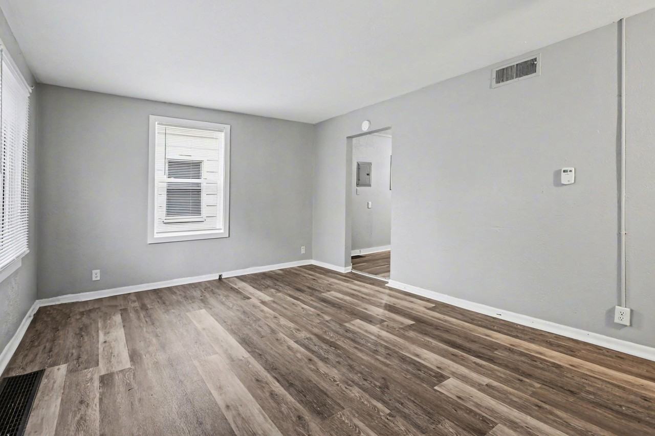 1621 N Adams St - Photo 3 of 12