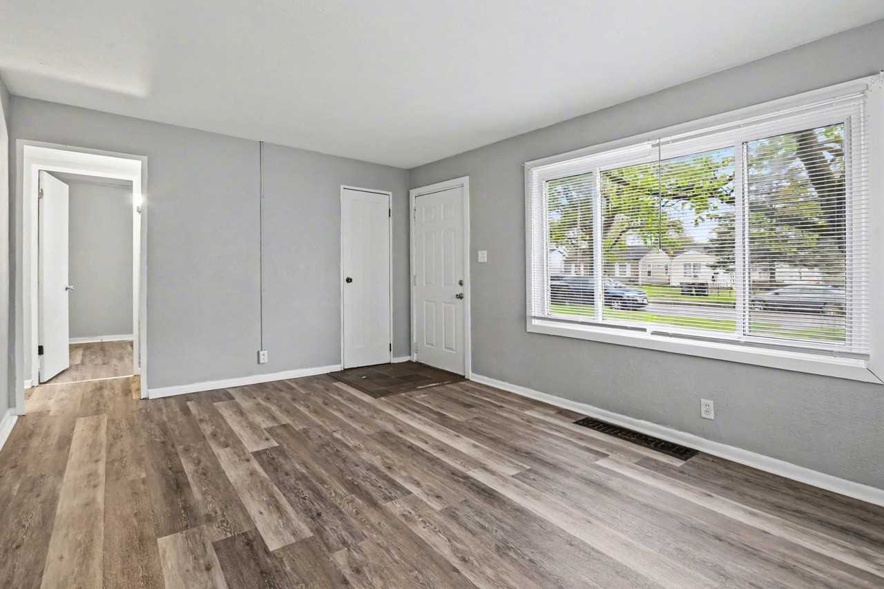 1621 N Adams St - Photo 4 of 12