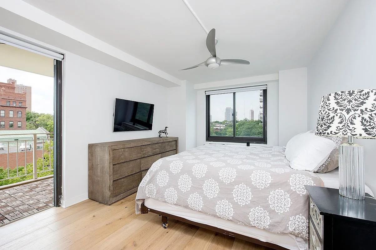 195 Willoughby Ave - Photo 3 of 7