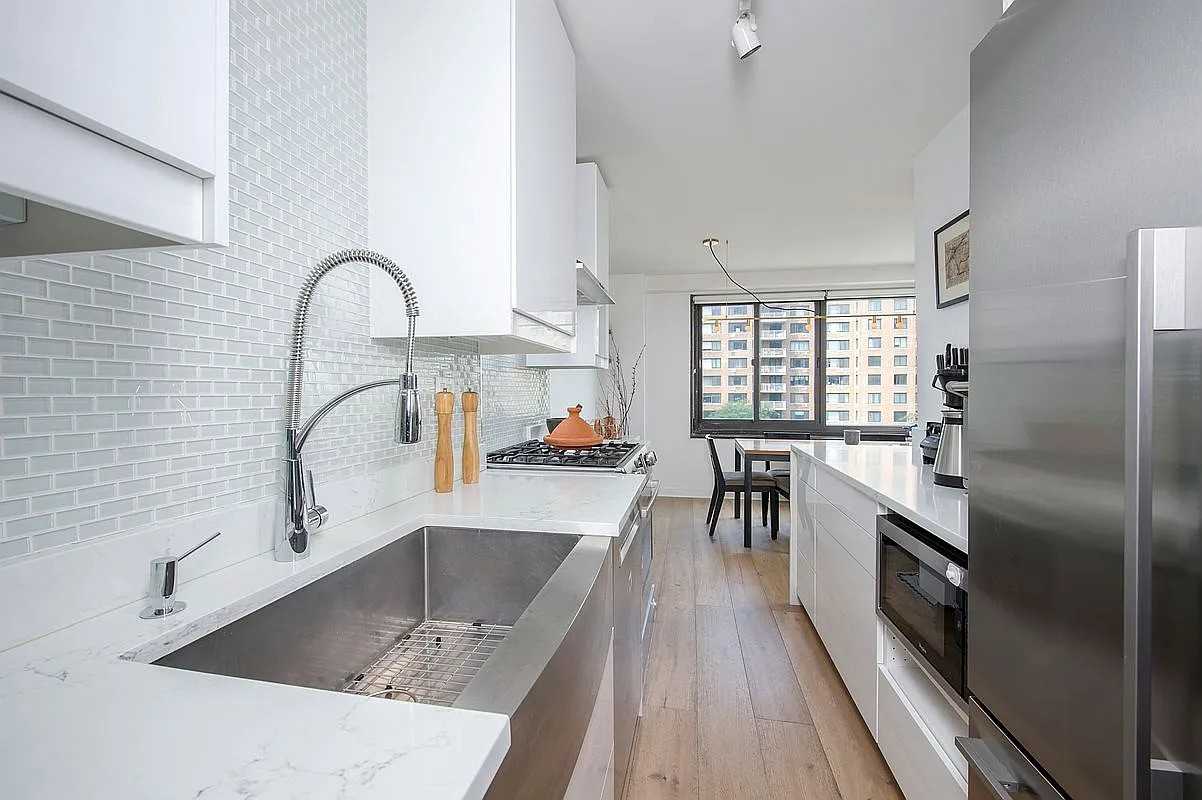 195 Willoughby Ave - Photo 4 of 7