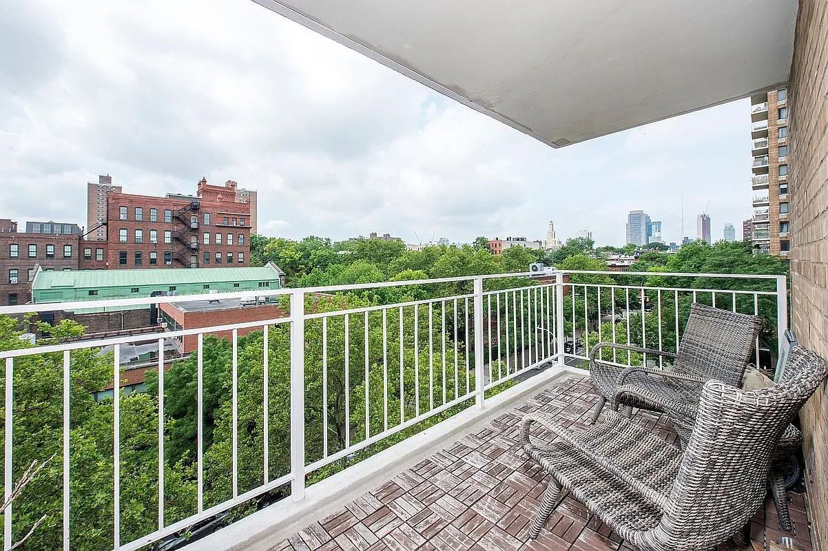 195 Willoughby Ave - Photo 5 of 7