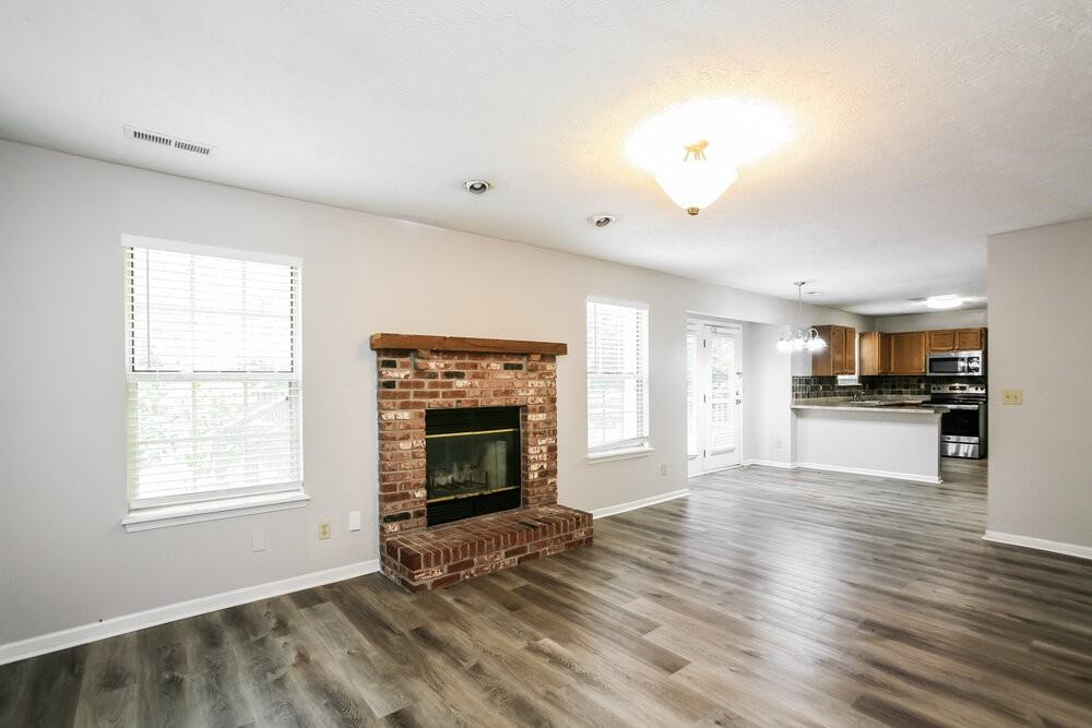 2946 Scottsdale Dr - Photo 5 of 17