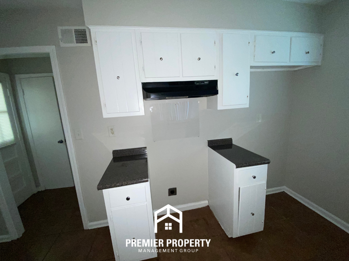 4040 Sandburg St - Photo 7 of 23