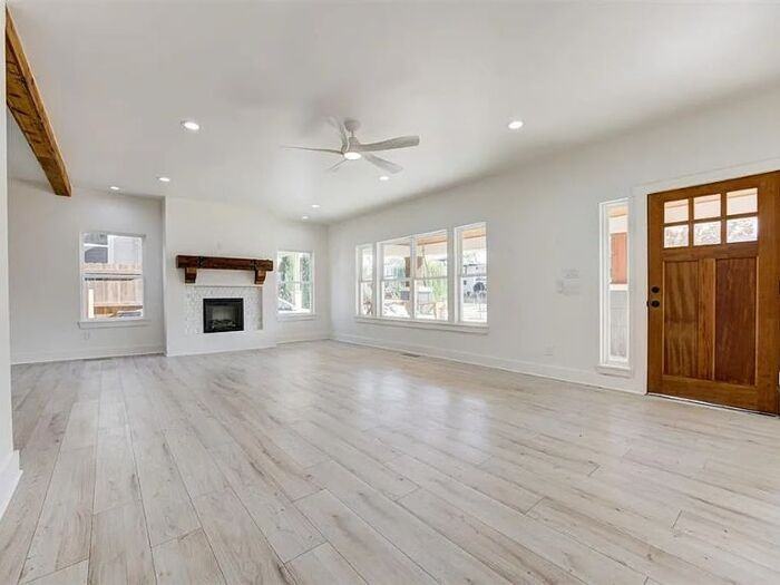 213 Ne 14th St - Photo 3 of 38