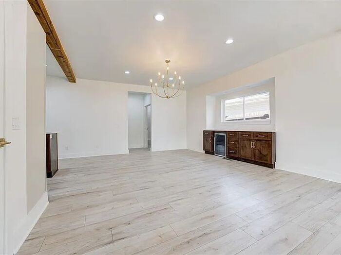 213 Ne 14th St - Photo 5 of 38