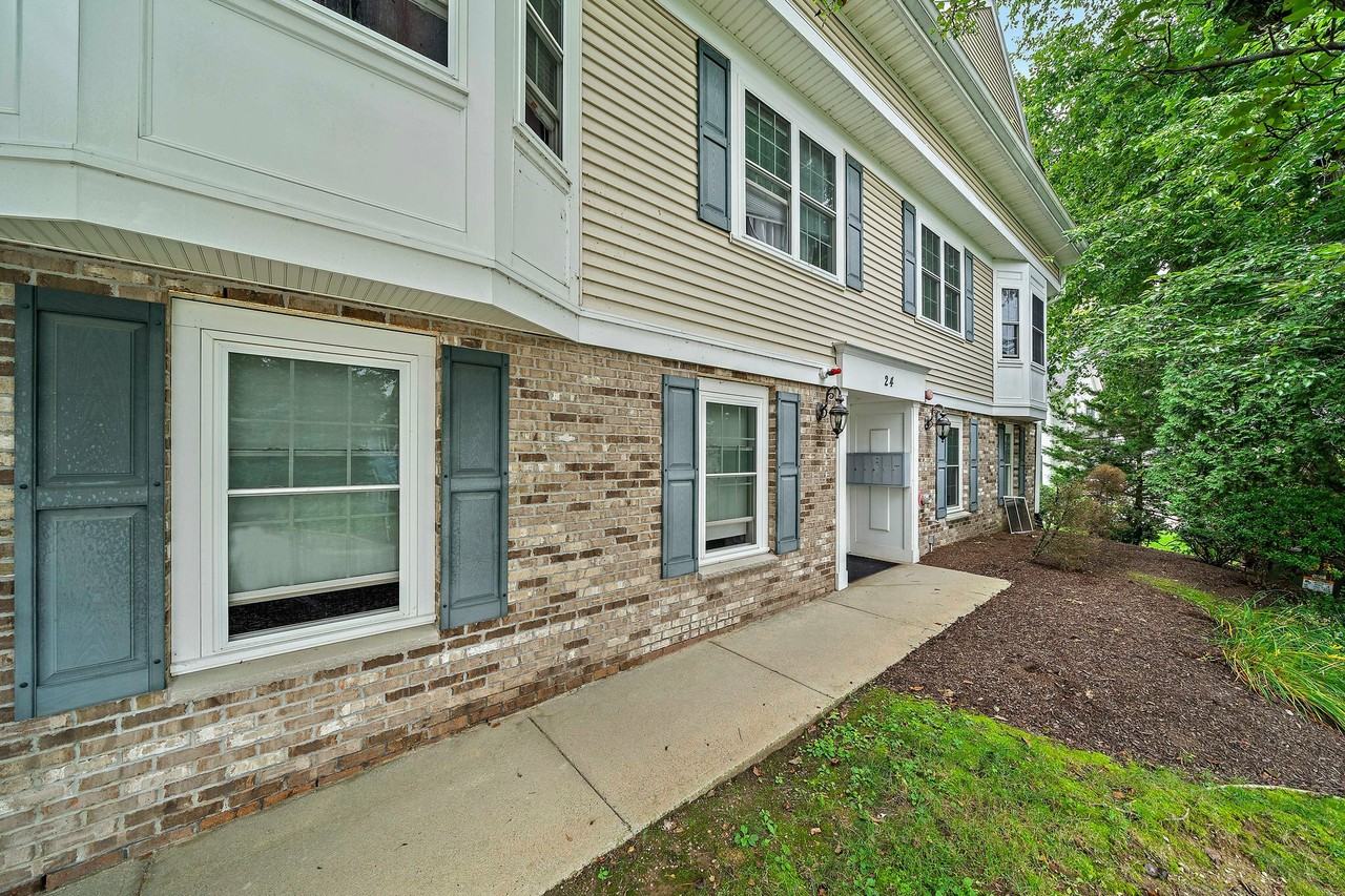 24 Wall St #E - Photo 2 of 15