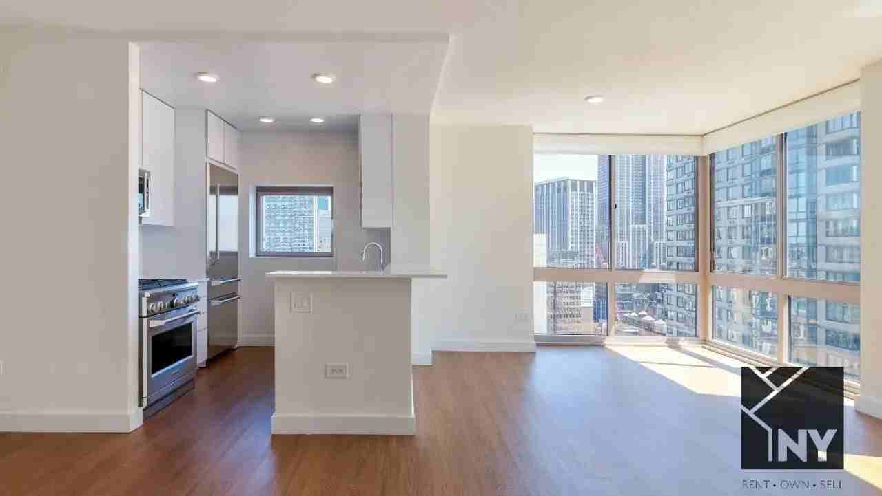 102 W 27th St #14E