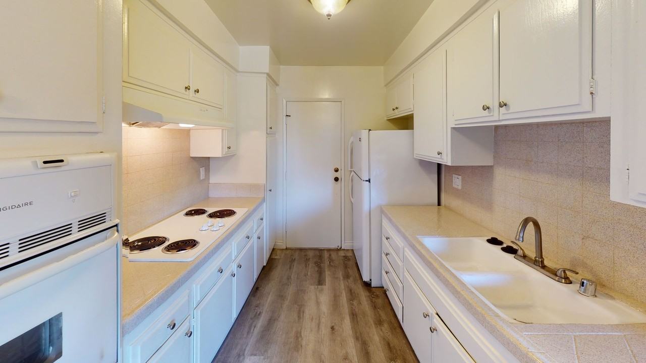 RMN - Romaine Apartments - Photo 4 of 4