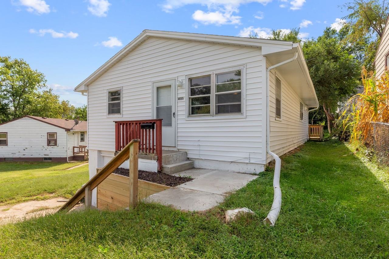 4655 Curtis Ave - Photo 3 of 27