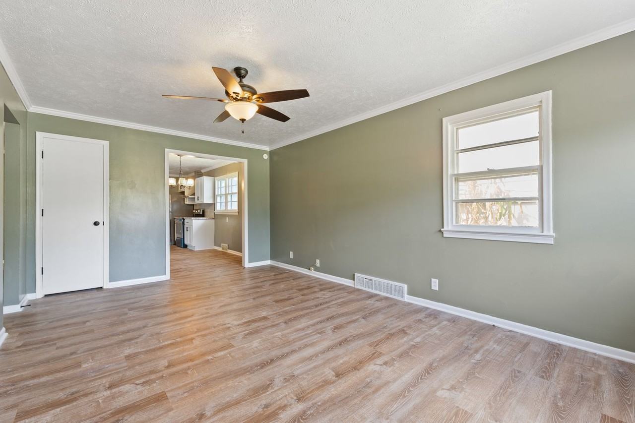 4655 Curtis Ave - Photo 5 of 27