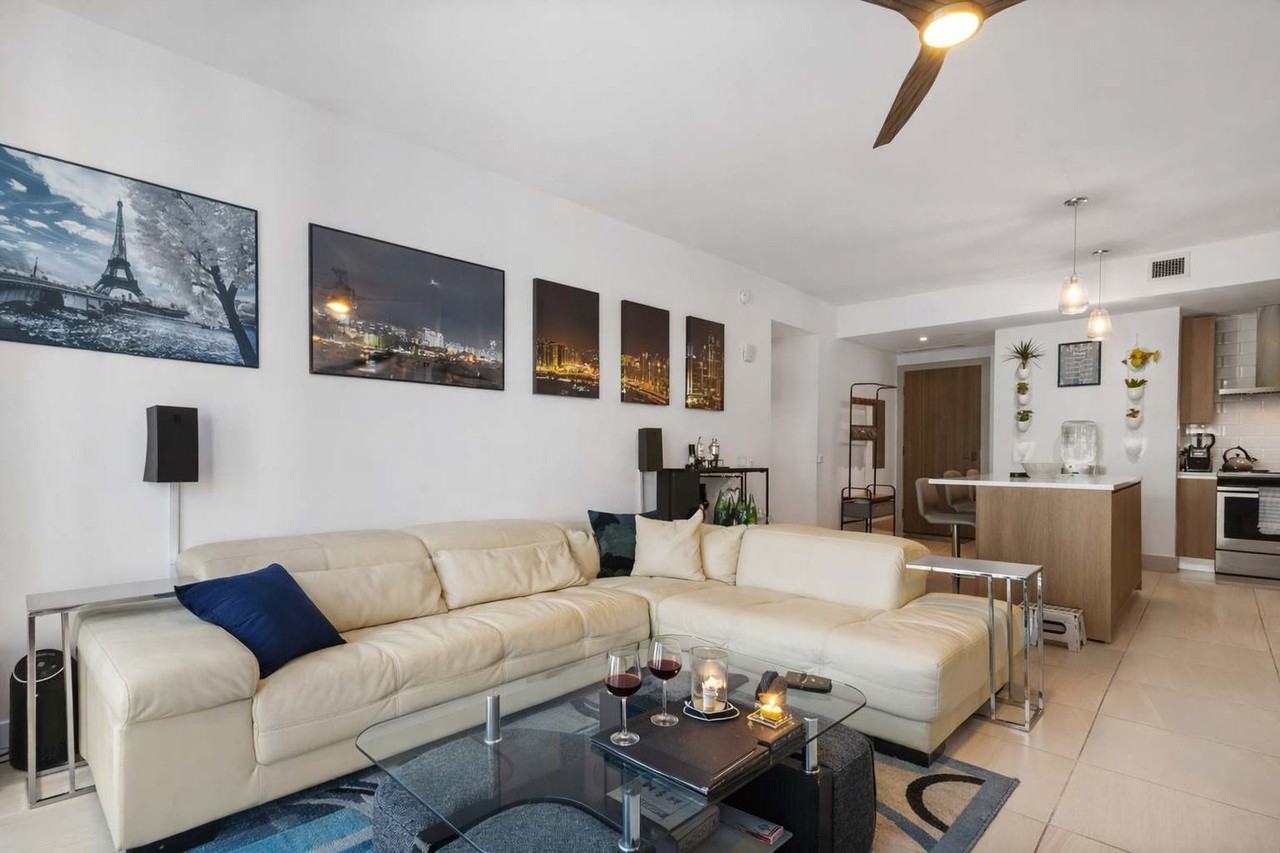 298 Se 2nd Ave #1461659P - Photo 3 of 19