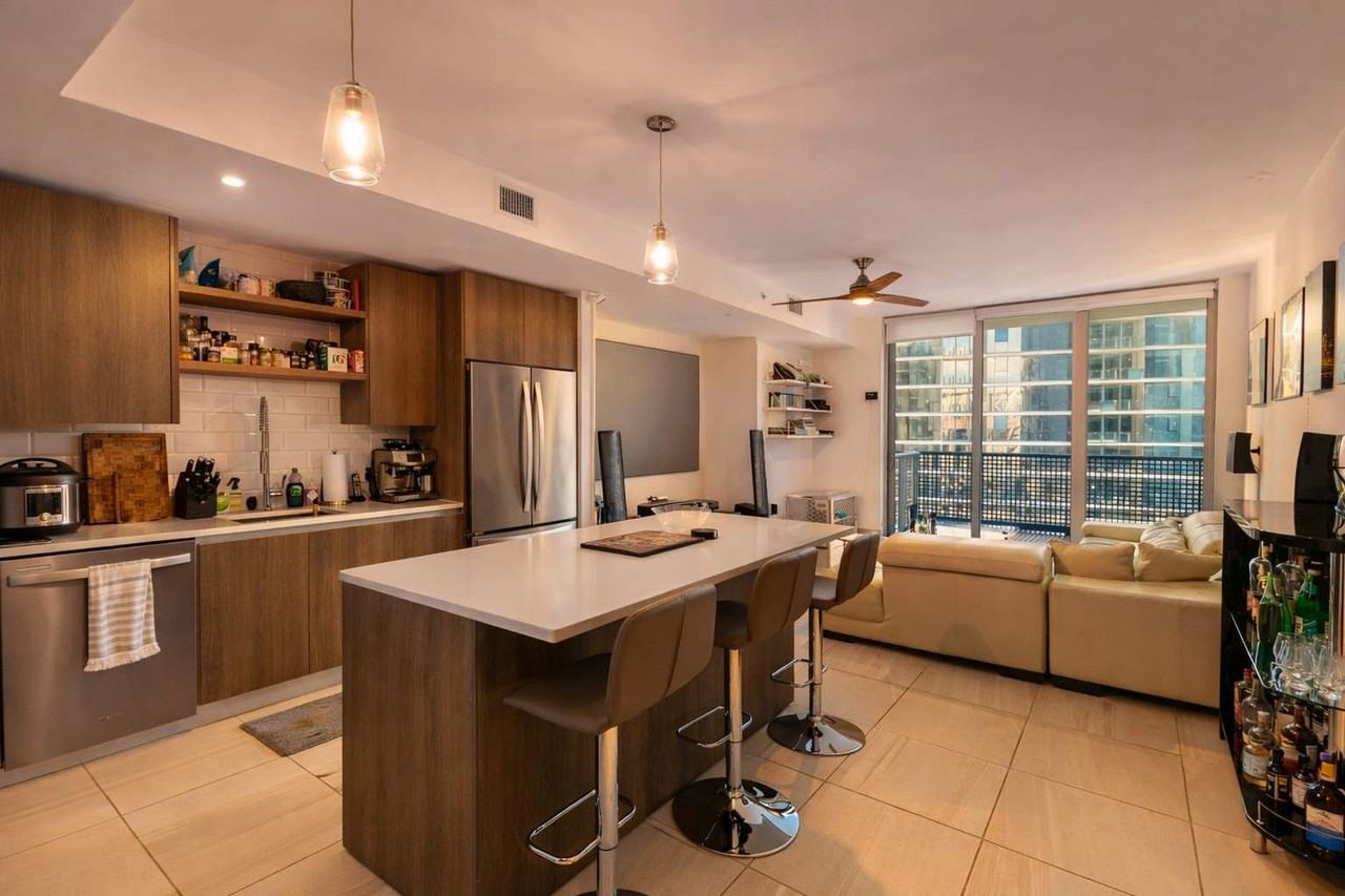 298 Se 2nd Ave #1461659P - Photo 4 of 19