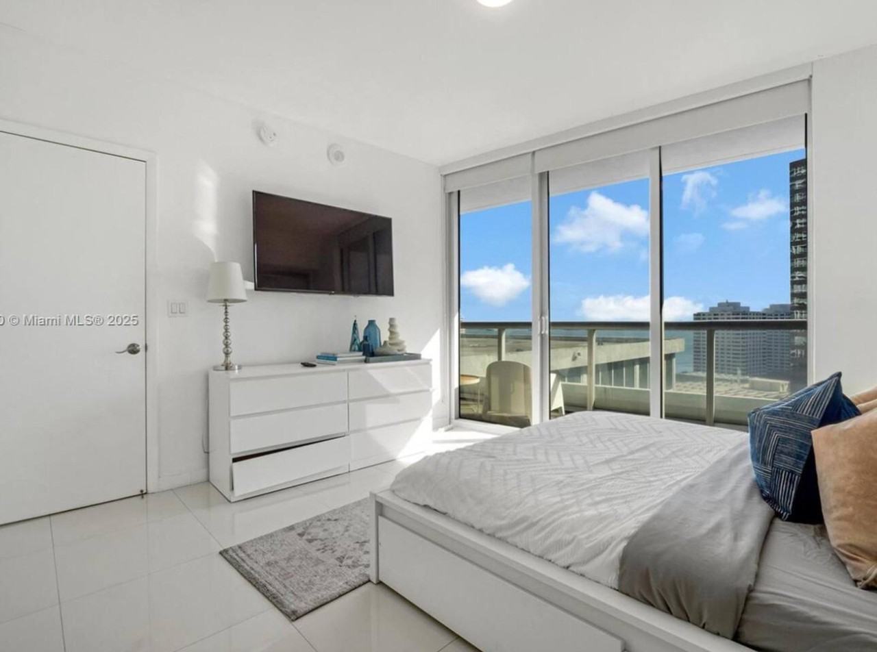 481 Brickell Ave #1520362P - Photo 5 of 17