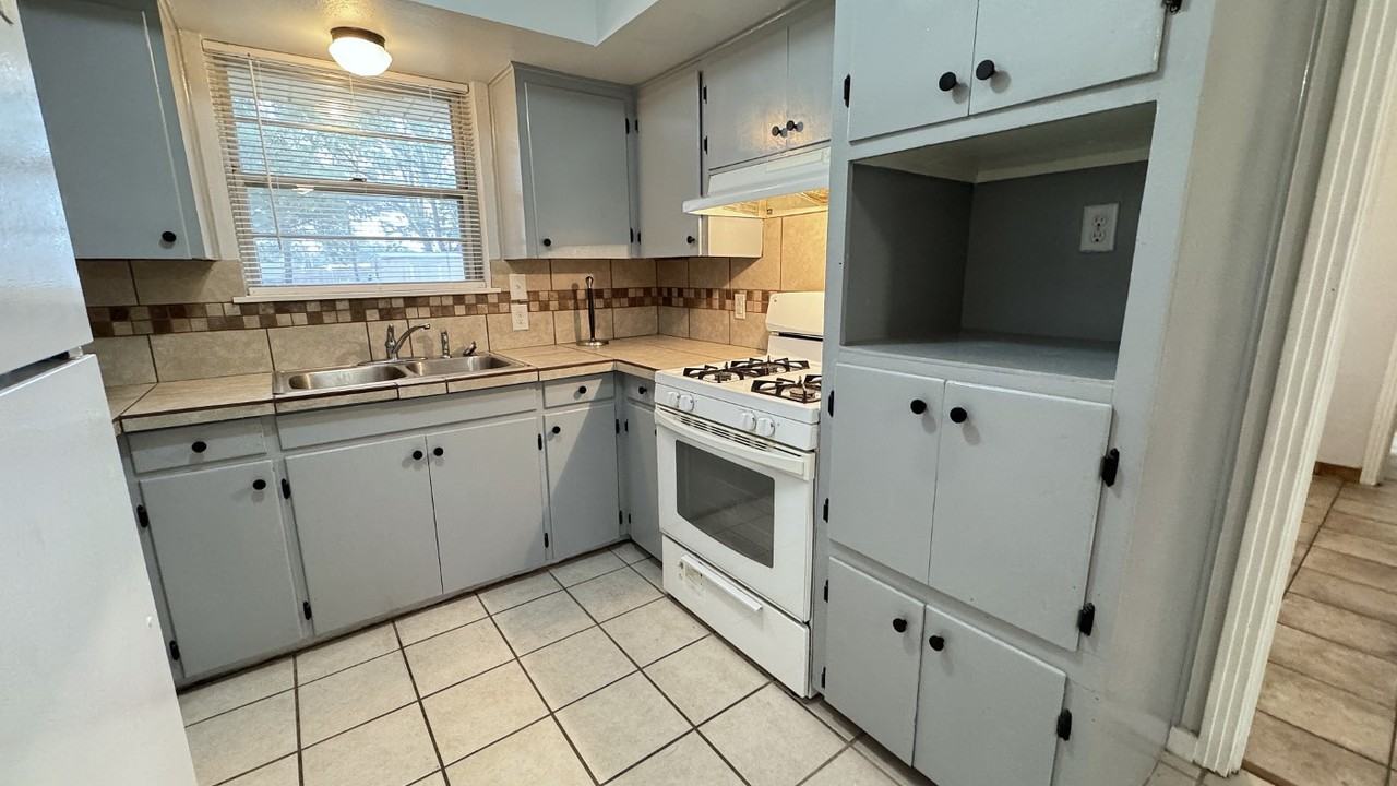 202 Gross St - Photo 6 of 18