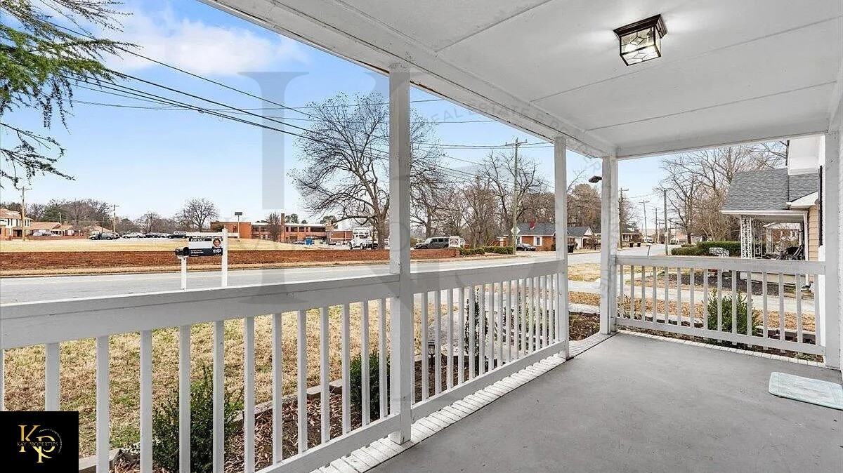 605 Apple St - Photo 4 of 31