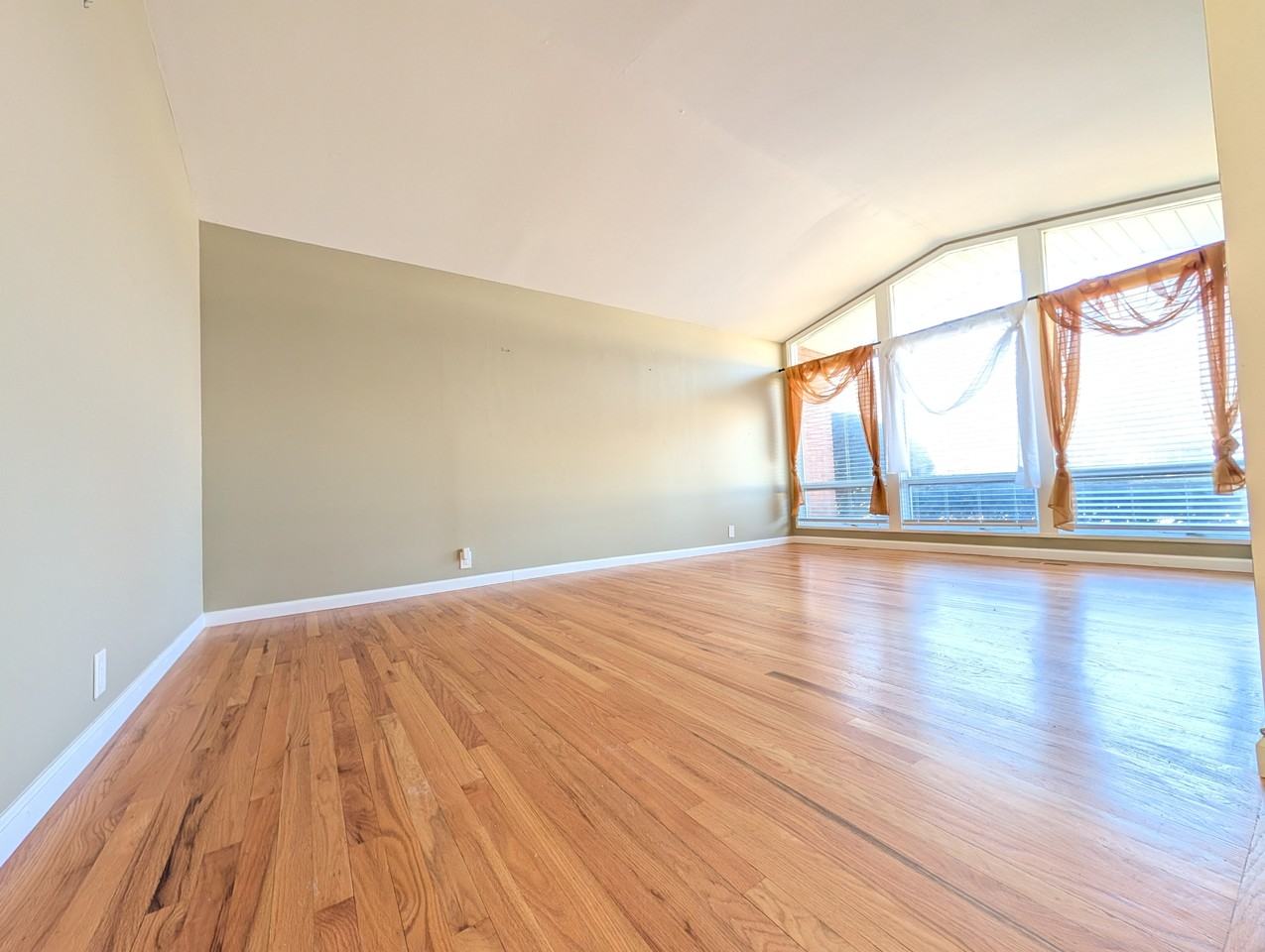 3670 Tremont Dr #1 - Photo 5 of 32