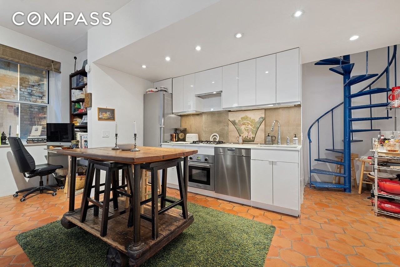 260 W 10th St #1E - Photo 3 of 9