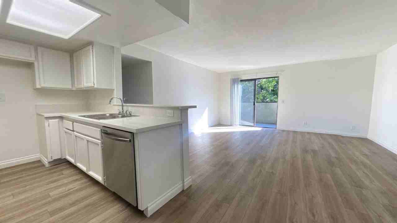 VAN - Van Nuys Apartments - Photo 2 of 4