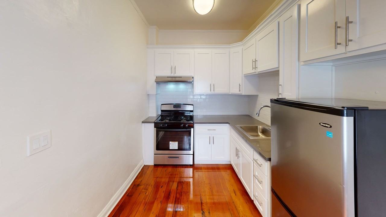La Chandelle Apts...Charming building...Renovated Apartments Available...Hardwood Floors! - Photo 4 of 4