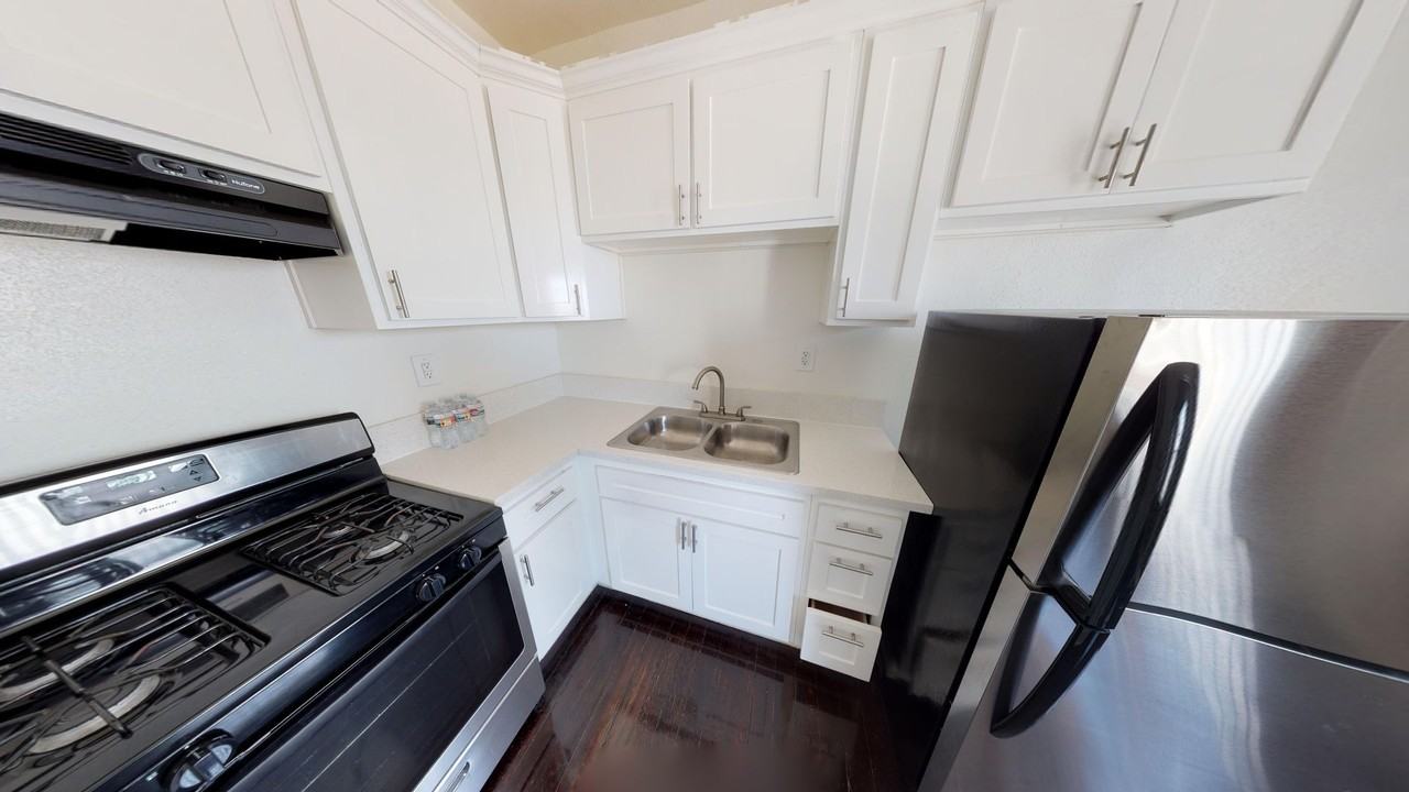 BAE - 512 Bonnie Brae Apts - Photo 2 of 4