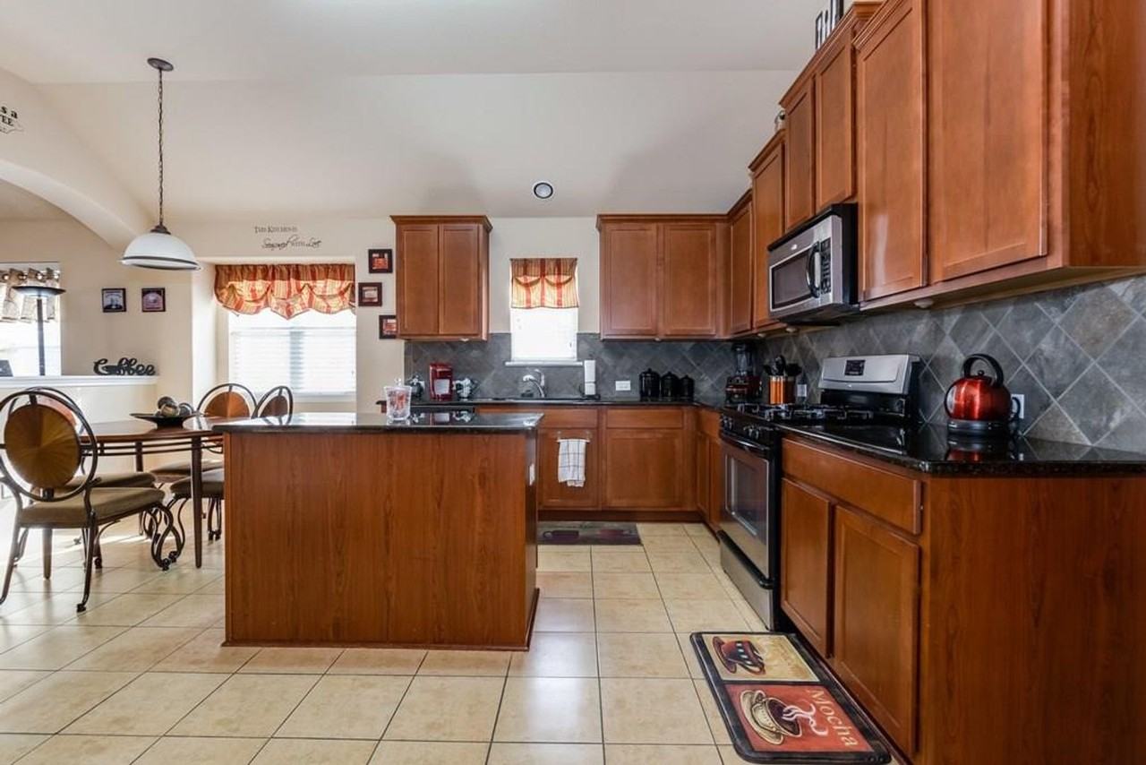 1261 Rainbow Parke Dr - Photo 5 of 19