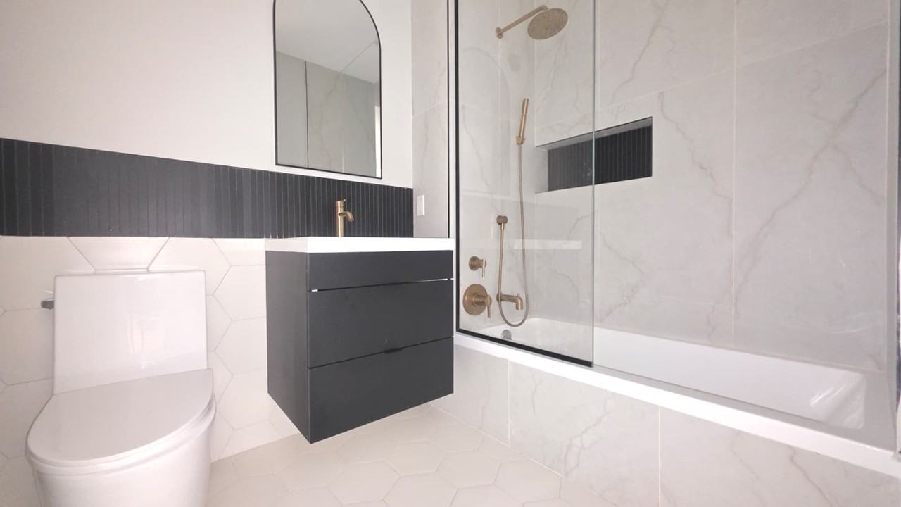 1890 Pelham Parkway South #6D - Photo 7 of 15