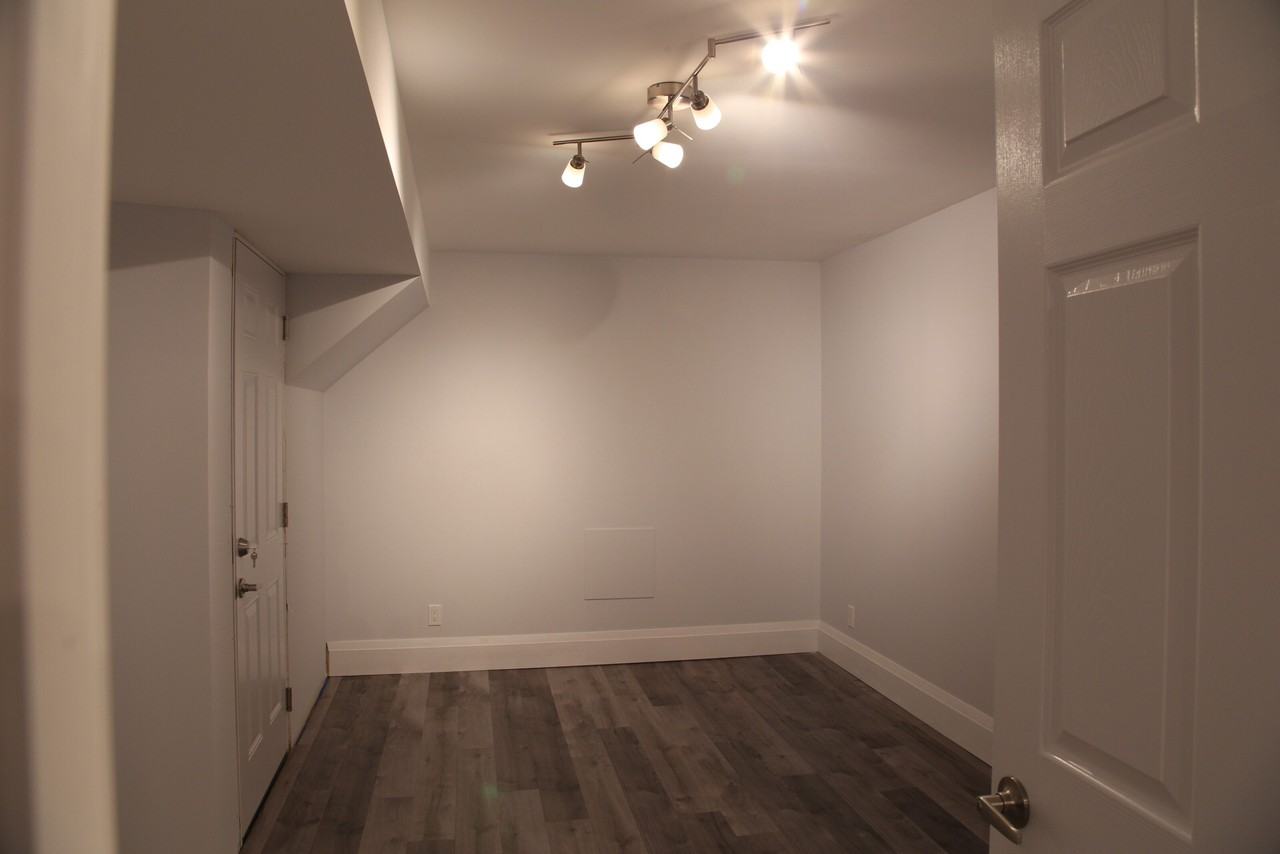 168 Montrose Ave - Photo 5 of 7