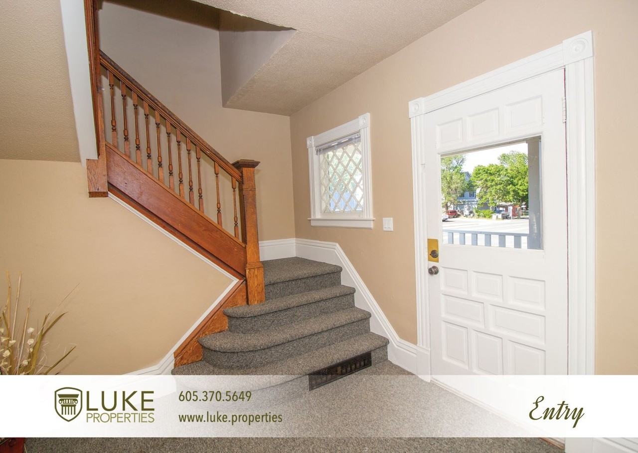 203 S Summit Ave - Photo 2 of 32