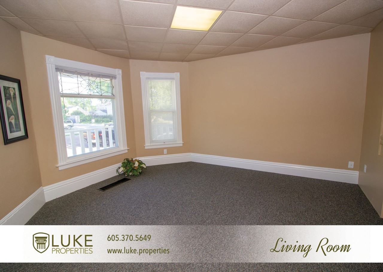 203 S Summit Ave - Photo 3 of 32