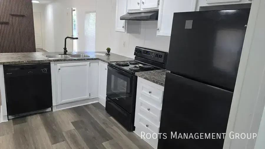 35 Daniel Dr #35 - Photo 3 of 15