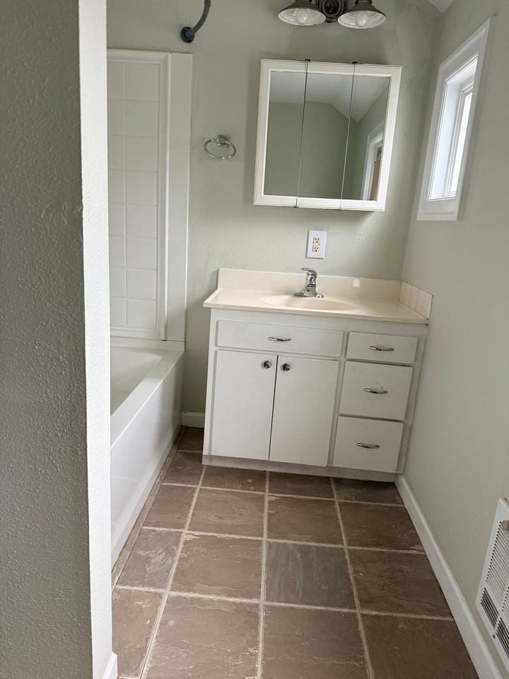 2115 Wetmore Ave - Photo 4 of 16