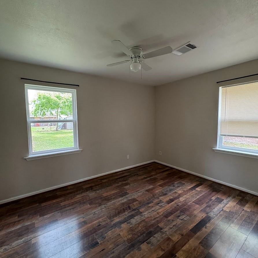 1301 Stadium Dr - Photo 2 of 11