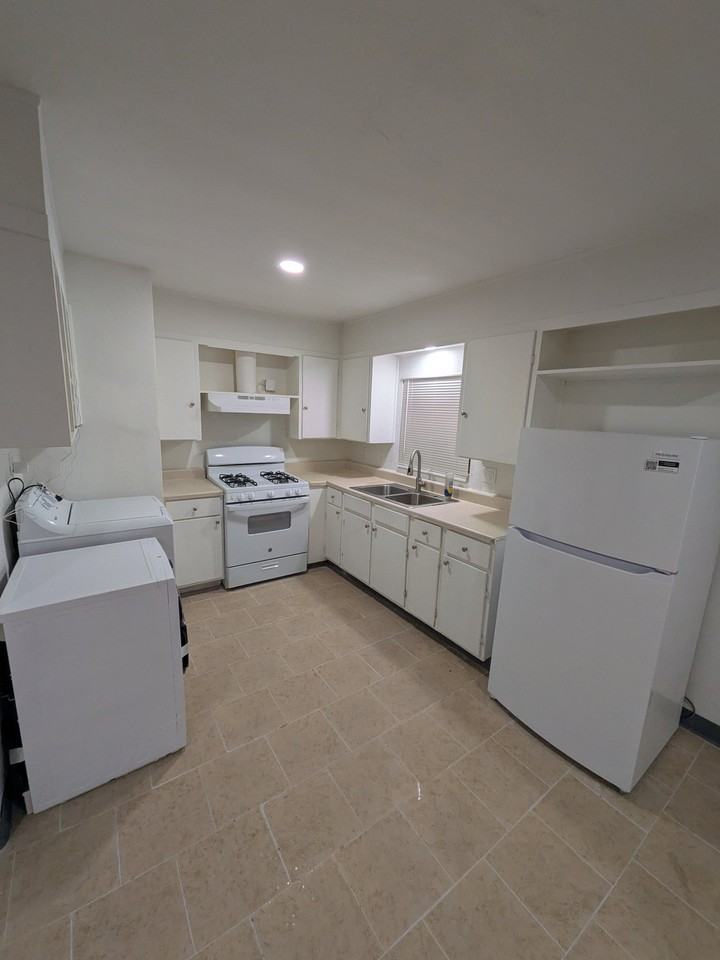 1726 E Dartmouth St #A - Photo 4 of 10