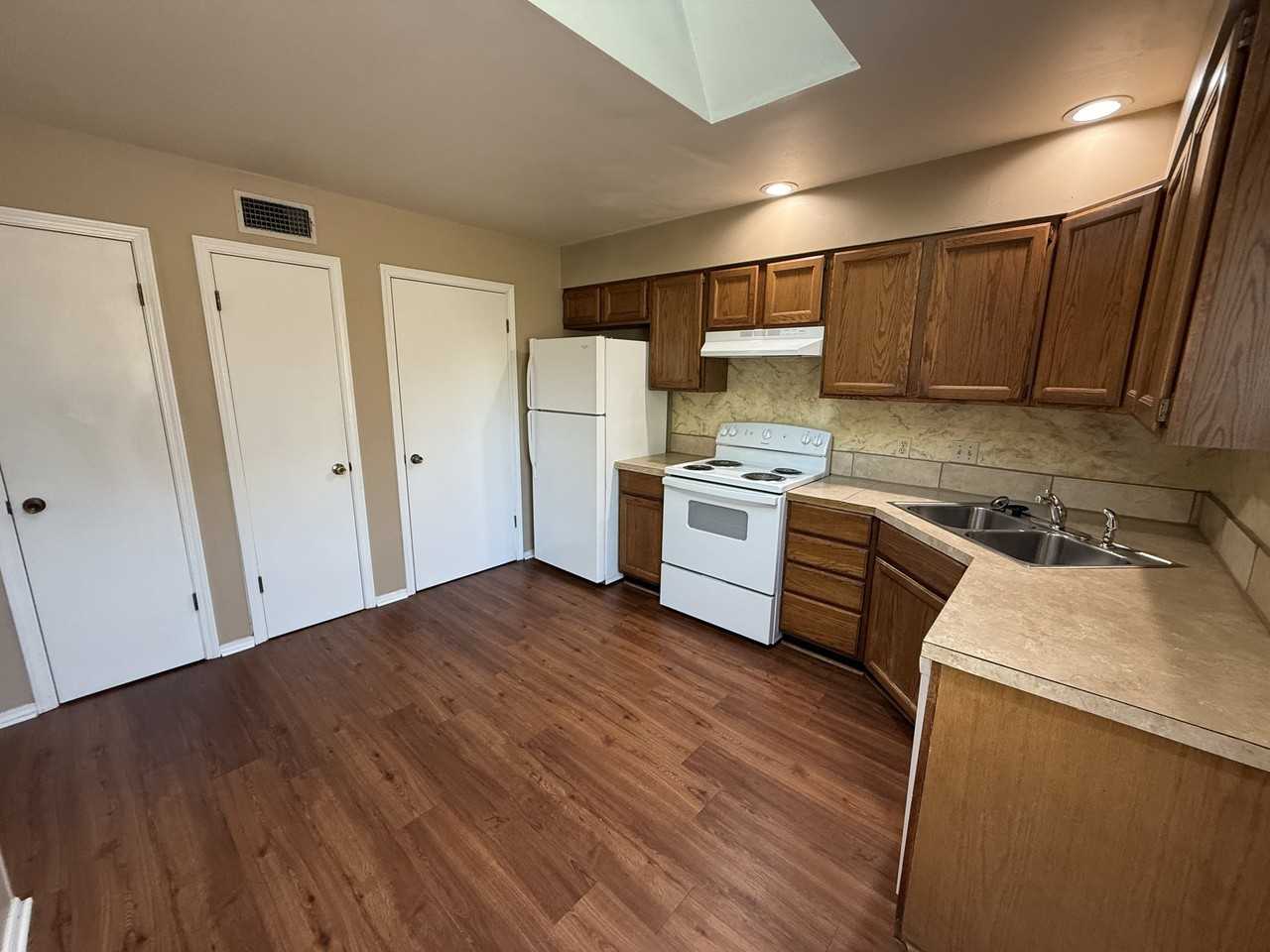 2626 W C St - Photo 3 of 7