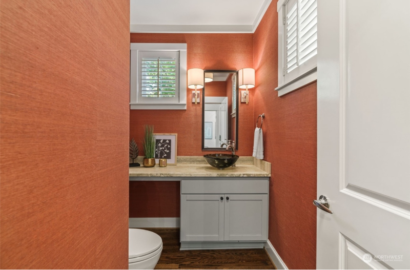 1340 Bellevue Way Se - Photo 3 of 20