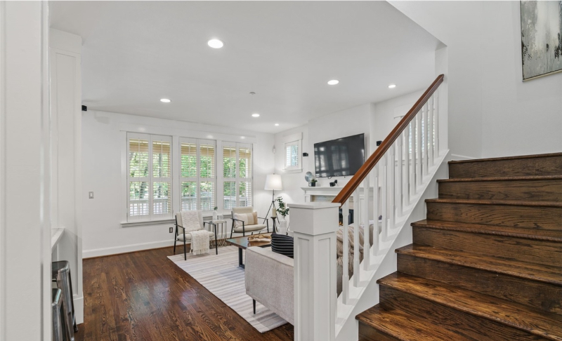 1340 Bellevue Way Se - Photo 4 of 20