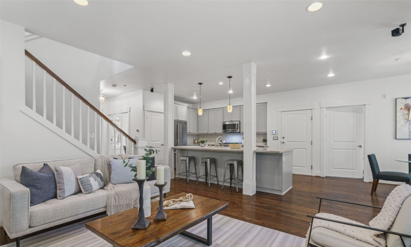 1340 Bellevue Way Se - Photo 5 of 20