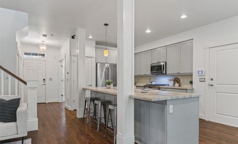 1340 Bellevue Way Se - Photo 6 of 20