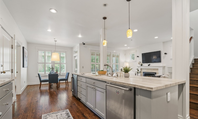 1340 Bellevue Way Se - Photo 7 of 20