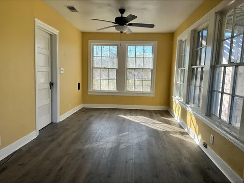 406 Dayton St - Photo 4 of 10